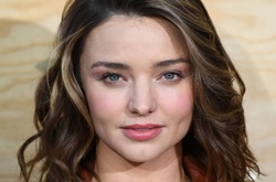 Миранда Керр показала поклонникам обручальное кольцо