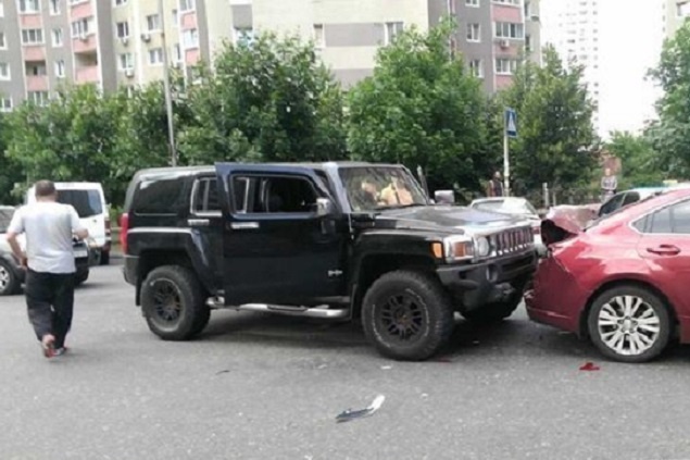 У Києві Hummer протаранив п'ять машин: є постраждалі
