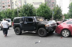 У Києві Hummer протаранив п'ять машин