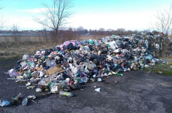 Посеред поля у Київській області виявили 60 тонн львівського сміття