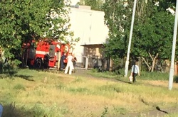 На Русанівці горить суха трава. Вогнеборці довго не могли дістатися до місця пожежі (фото)