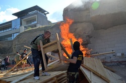 В Одесі активісти потрощили новобудову на пляжі, є затримані