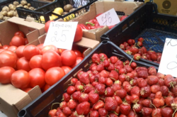 Фрукти і овочі на базарі