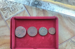 Українець намагався пронести у РФ колекцію нагород, монет, грошових банкнот і облігацій 