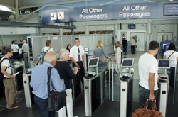 Перші українцв, які перетнули кордон Євросоюзу за біометричними паспортами без віз.