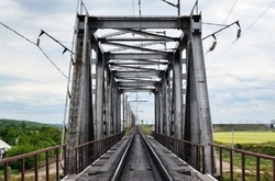 У Львові хлопець впав з мосту на електропровід