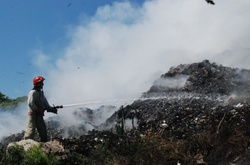 Горить сміття