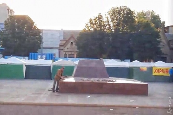 На Одещині демонтували пам’ятник Котовському, чиє тіло досить лежить у мавзолеї
