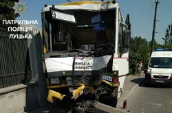 У Луцьку маршрутка в’їхала в стовп: люди вилетіли з авто