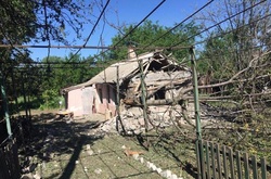 Пошкоджений внаслідок обстрілу будинок у селі Ольгінка