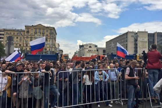Силовики у Москві затримують та б'ють активістів