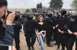 Затримання, побиття та сльозогінний газ. Як в РФ відзначають День Росії