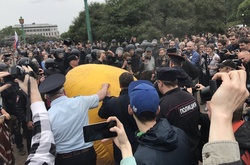 На мітингах у Росії затримали вже більше 700 людей і одну гумову качку 