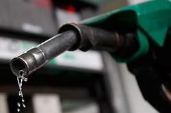 У столиці фура залила вулицю соляркою