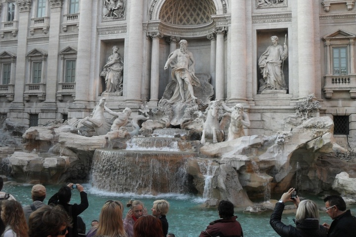 Мерія Риму встановила штрафи за купання в історичних фонтанах