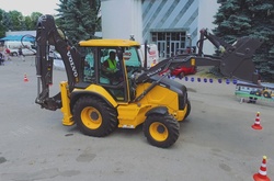 У Києві водії екскаваторів зійшлись у битві майстерності