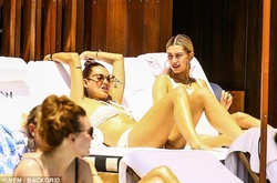 Красавица Хейли Болдуин похвасталась телом в соблазнительном бикини