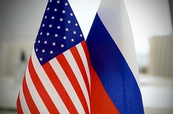 Прапори США та РФ