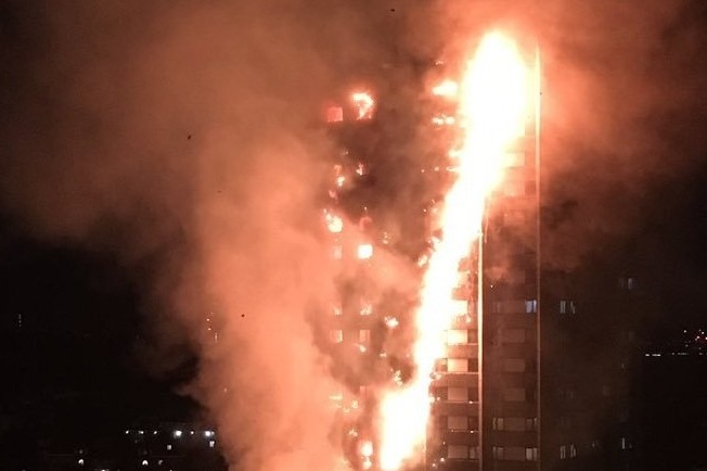 В Лондоні сталася масштабна пожежа в багатоповерхівці, мешканців евакуюють