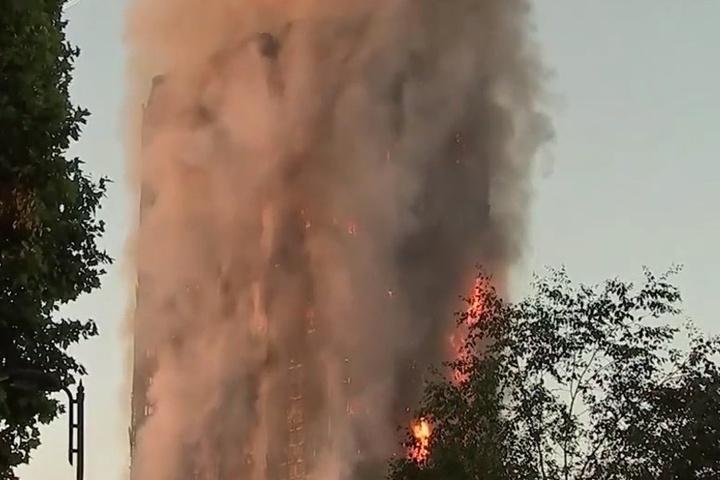 Масштабна пожежа у Лондоні: 200 вогнеборців гасять вежу