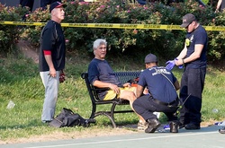 Медики надають допомогу одному із постраждалих