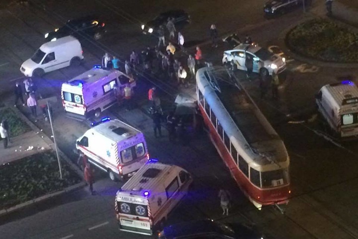 На площі Перемоги у Києві авто врізалося у трамвай: є поранені