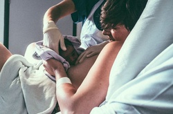 До невозможности откровенные снимки: фотограф запечатлел момент рождения своего первенца 