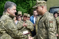 Нагородження військових та медиків. Як Порошенко з робочою поїздкою Донеччину відвідував