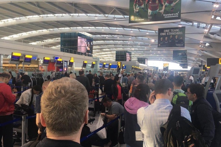 У британському аеропорту Хітроу пасажирів пускають на рейси лише з ручною поклажею