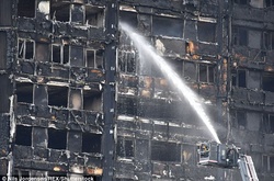 Зіркова співачка Адель босоніж приїхала допомагати пожежникам у Лондоні