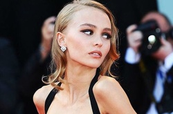 Девочка созрела: Лили-Роуз Депп выложила фото топлес