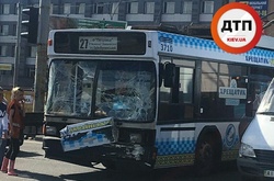 У Києві військова вантажівка розтрощила тролейбус