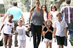 Анджелина Джоли с детьми