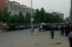 Велика юрба людей біля дитсадка, де стався вибух