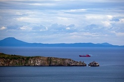 Судно КНДР захопило російську яхту