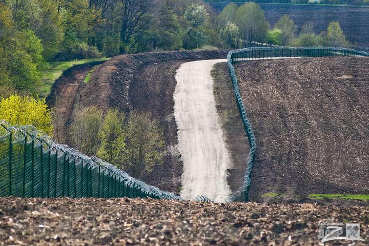 Минуло три роки будівництва: стіна на кордоні з Росією готова лише на 14%