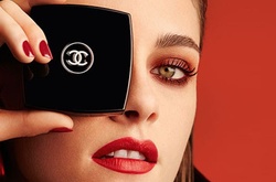 Кристен Стюарт снялась в рекламе новой коллекции косметики Chanel