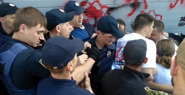 У Вишеньках під Києвом сталися сутички протестувальників з поліцією