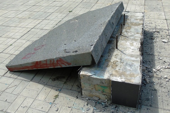 Вандали у Попасній потрощили пам'ятник воїнам АТО 