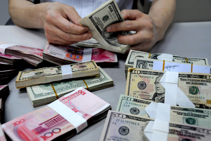 У травні українці продали валюти на $449 млн більше, ніж купили