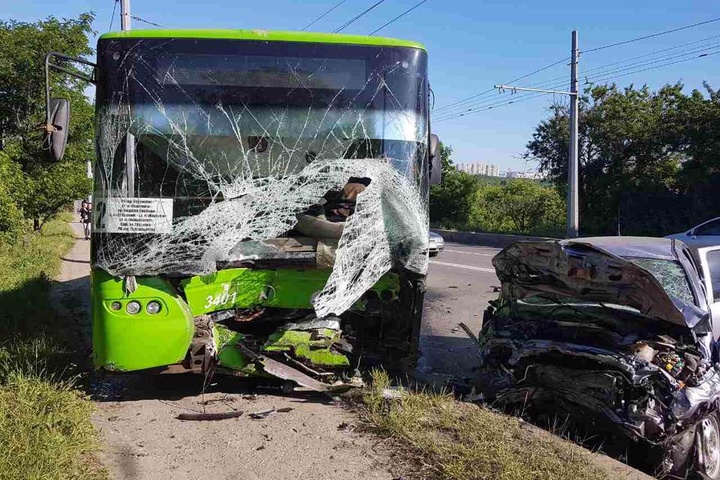 У Харкові іномарка влетіла в тролейбус: є жертви