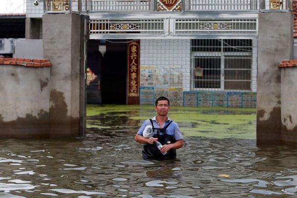 Через потужні повені на півдні Китаю постраждали понад 220 тисяч людей