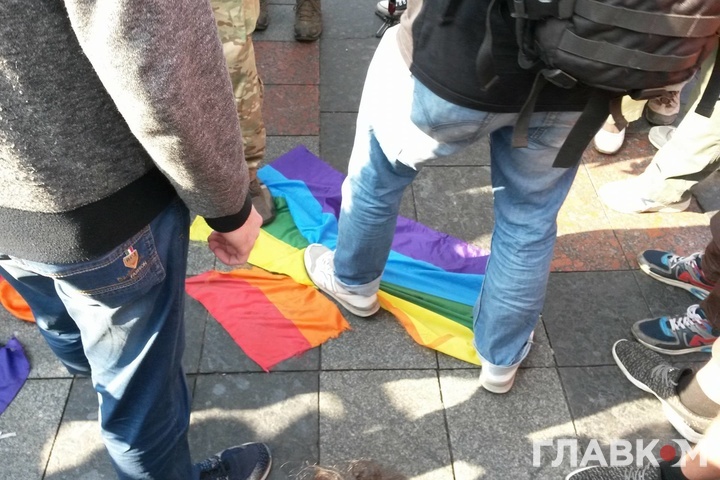 У Києві противники Маршу рівності розтоптали і спалили райдужний прапор. Відео