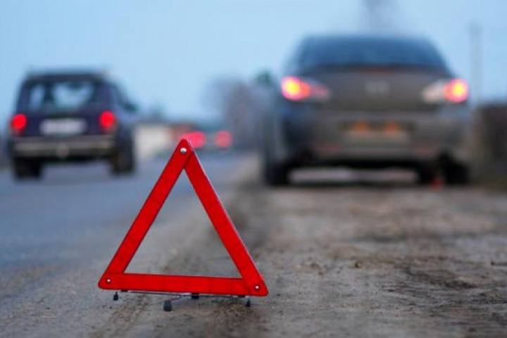 На Київщині водій BMW збив двох пішоходів і втік