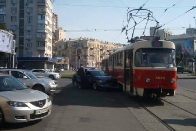 Дівчина легковиком протаранила трамвай у центрі Києва 