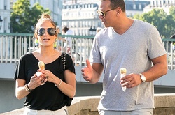 Дженнифер Лопес и Алекс Родригес обошли достопримечательности Парижа