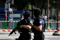 У Парижі вибухнула автівка, яка в'їхала  у поліцейських 