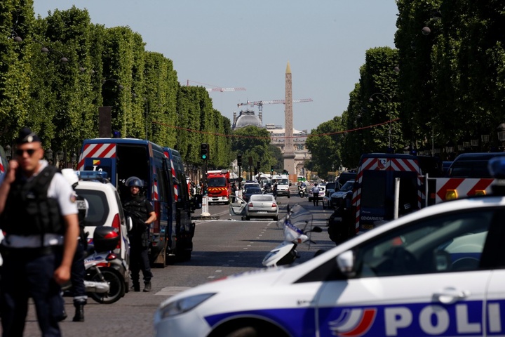 Водій авто, яке в’їхало у поліцейський фургон у Парижі, мертвий - ЗМІ 