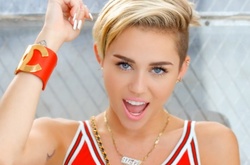 Майли Сайрус раскритиковала дизайнеров Dolce & Gabbana