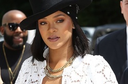 Без стеснений: Рианна вышла на прогулку в легком платье без белья